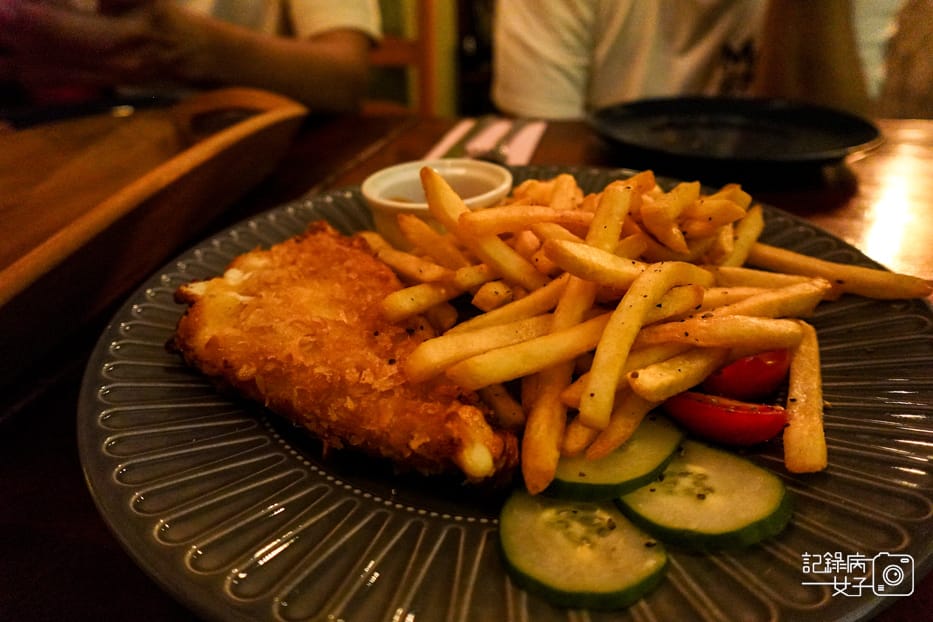 40燉牛肉佐麵糰子炸乳酪火腿薯條.jpg 40燉牛肉佐麵糰子炸乳酪火腿薯條.jpg