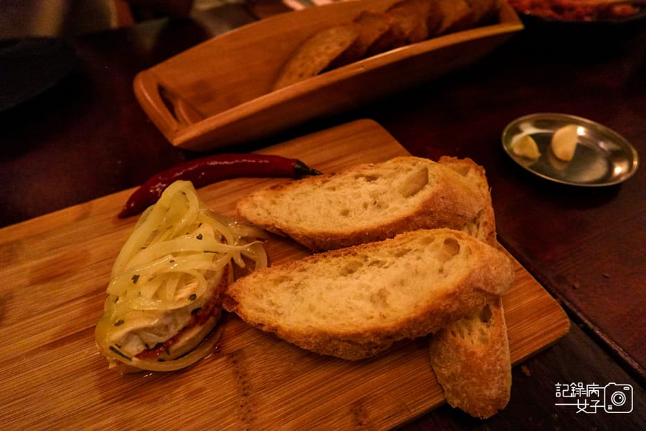 28台北捷克料理Divadlo捷克公寓醋醃香腸醃奶酪佐麵包.jpg 28台北捷克料理Divadlo捷克公寓醋醃香腸醃奶酪佐麵包.jpg