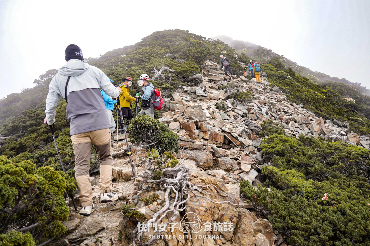 【雪山北峰】雪北單攻 x 穿越黑森林碎石坡 x 欣賞高山杜鵑圈谷 x 可愛夢幻雪北山屋 - 第55張圖 【雪山北峰】雪北單攻 x 穿越黑森林碎石坡 x 欣賞高山杜鵑圈谷 x 可愛夢幻雪北山屋