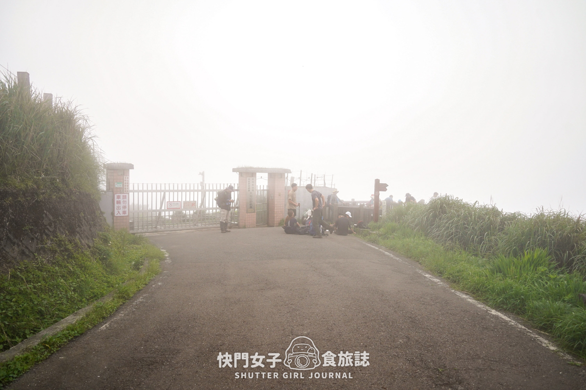 【大屯山連峰步道】陽明山小百岳大屯山主峰 x 台北大縱走第二段 x 挑戰西峰南峰濕滑拉繩泥巴地形