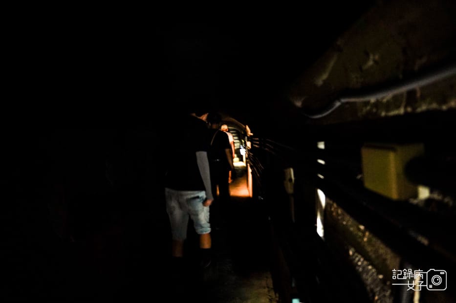 11金門金城民防坑道體驗摸黑炮擊聲走完隧道.jpg