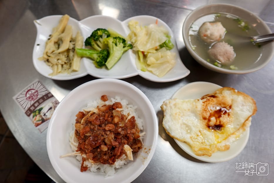 11木曜四超玩一日雞肉飯店員梁記嘉義雞肉飯魯飯套餐綜合貢丸湯.jpg