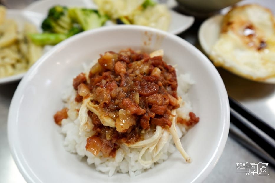 13木曜四超玩一日雞肉飯店員梁記嘉義雞肉飯魯飯套餐綜合貢丸湯.jpg