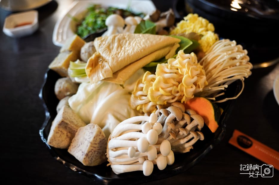 22菇神火鍋必比登米其林剝皮辣椒鹿茸菇鮮菇拼盤.jpg