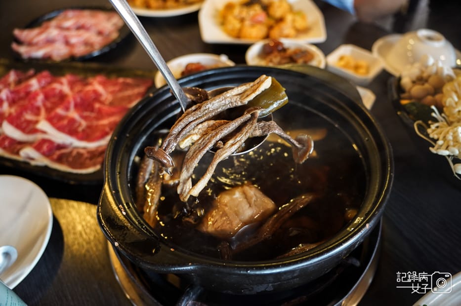 18菇神火鍋台中新社必比登米其林剝皮辣椒鹿茸菇火鍋.jpg