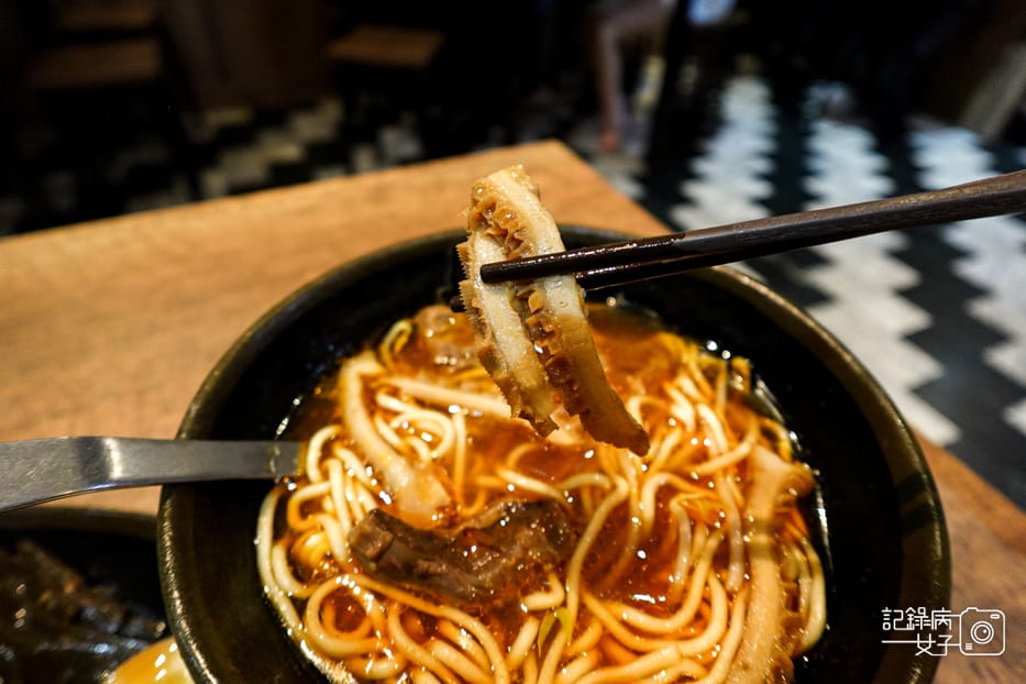 18台北內湖阿助牛肉麵阿肋牛肉麵東湖牛肚雙拼麵滷味小點.jpg