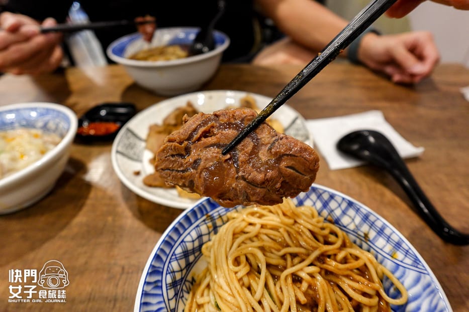 16光復內湖三重美食宵夜東引快刀手滷味牛肉麵招牌牛油麻醬拌麵紅油炒手.jpg