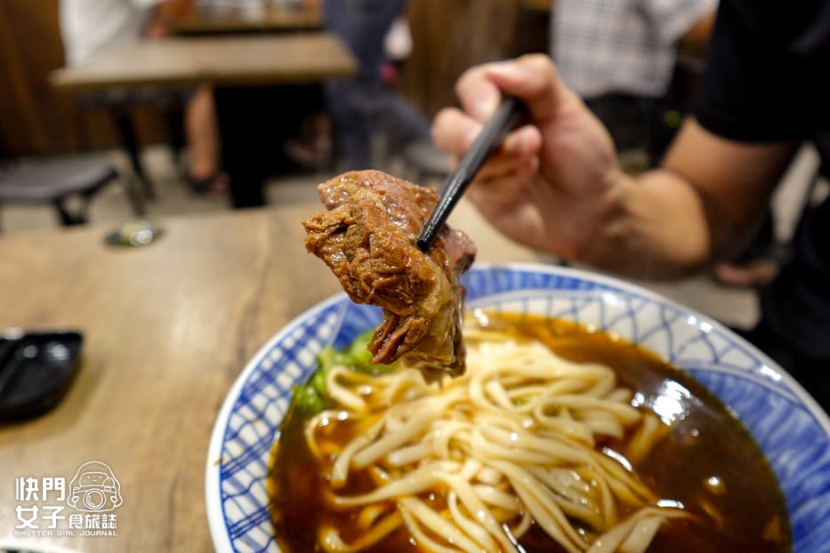 15光復內湖三重美食宵夜東引快刀手滷味牛肉麵招牌牛油麻醬拌麵紅油炒手.jpg
