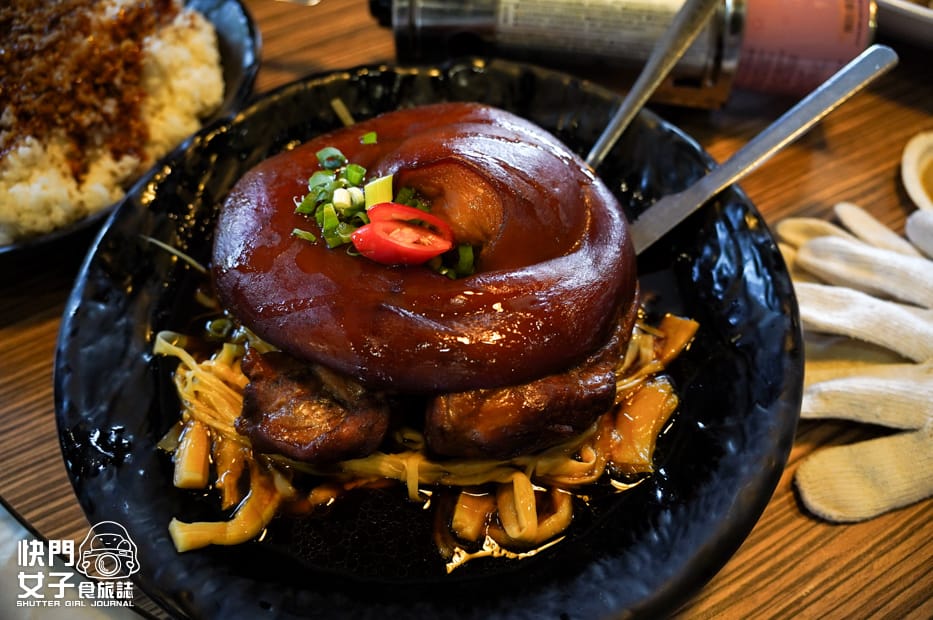 24台中美食東山棧米其林必比登甕缸雞雞油拌飯滷蹄膀.jpg
