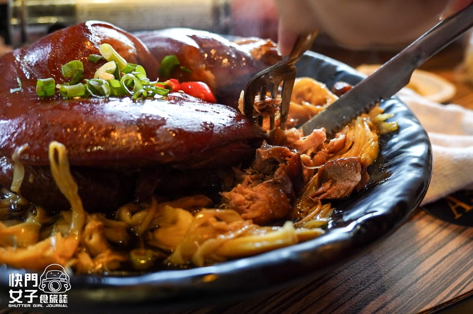 26台中美食東山棧米其林必比登甕缸雞雞油拌飯滷蹄膀.jpg