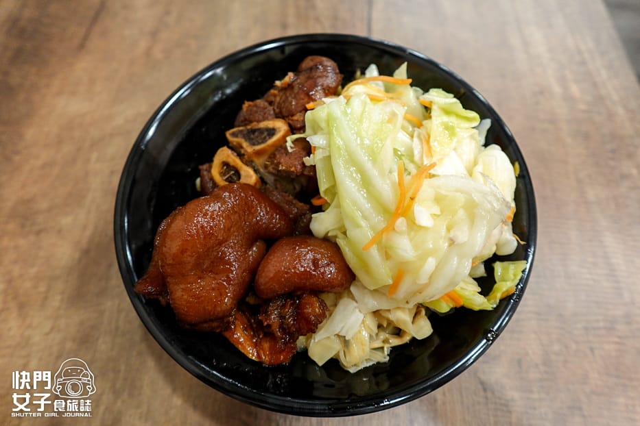 25三重宵夜美食康城傳統滷肉飯腿庫豬腳中段便當.jpg