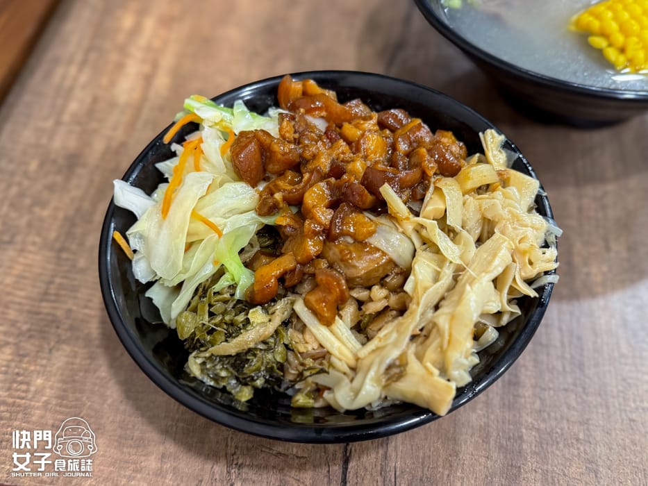 2三重台北橋美食康城傳統滷肉飯便當蘿蔔排骨湯.jpg