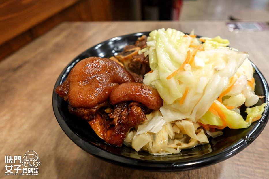 26三重宵夜美食康城傳統滷肉飯腿庫豬腳中段便當.jpg
