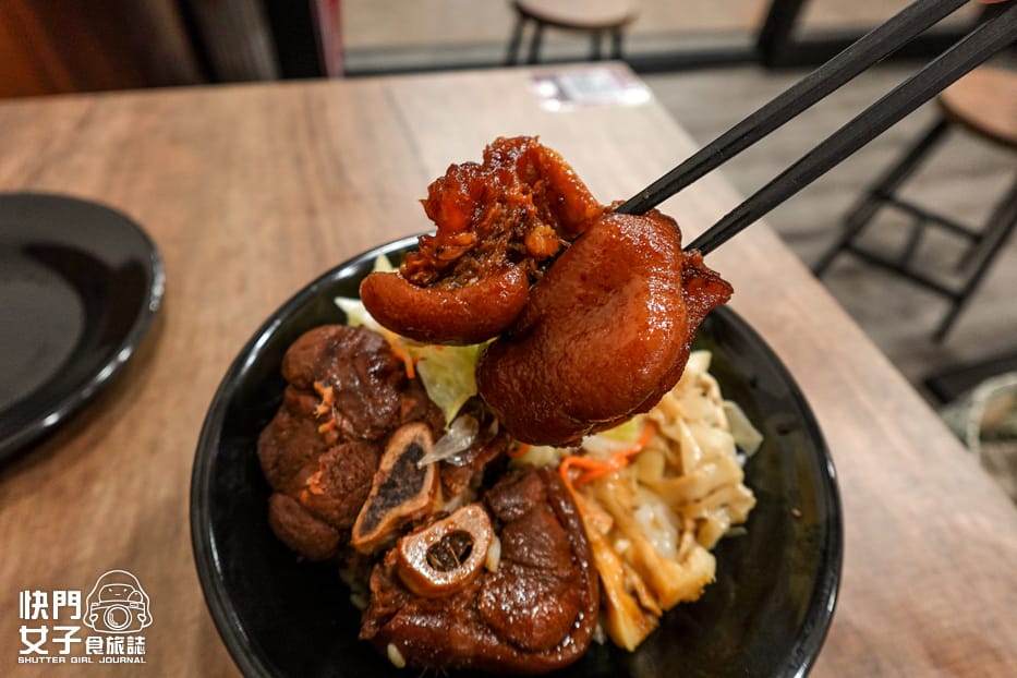 28三重宵夜美食康城傳統滷肉飯腿庫豬腳中段便當.jpg