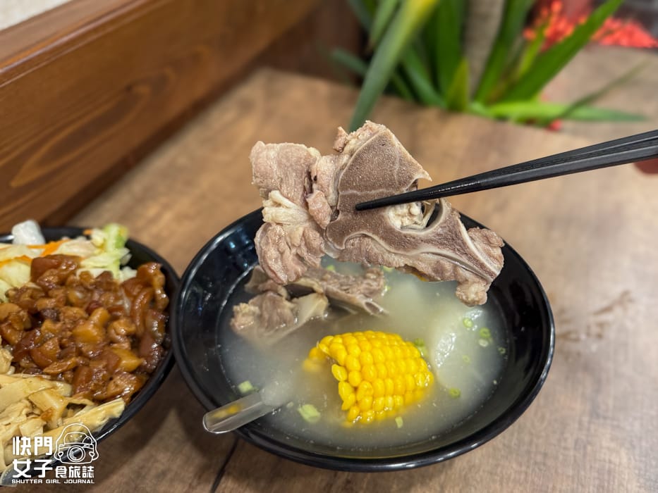 6三重台北橋美食康城傳統滷肉飯便當蘿蔔排骨湯.jpg