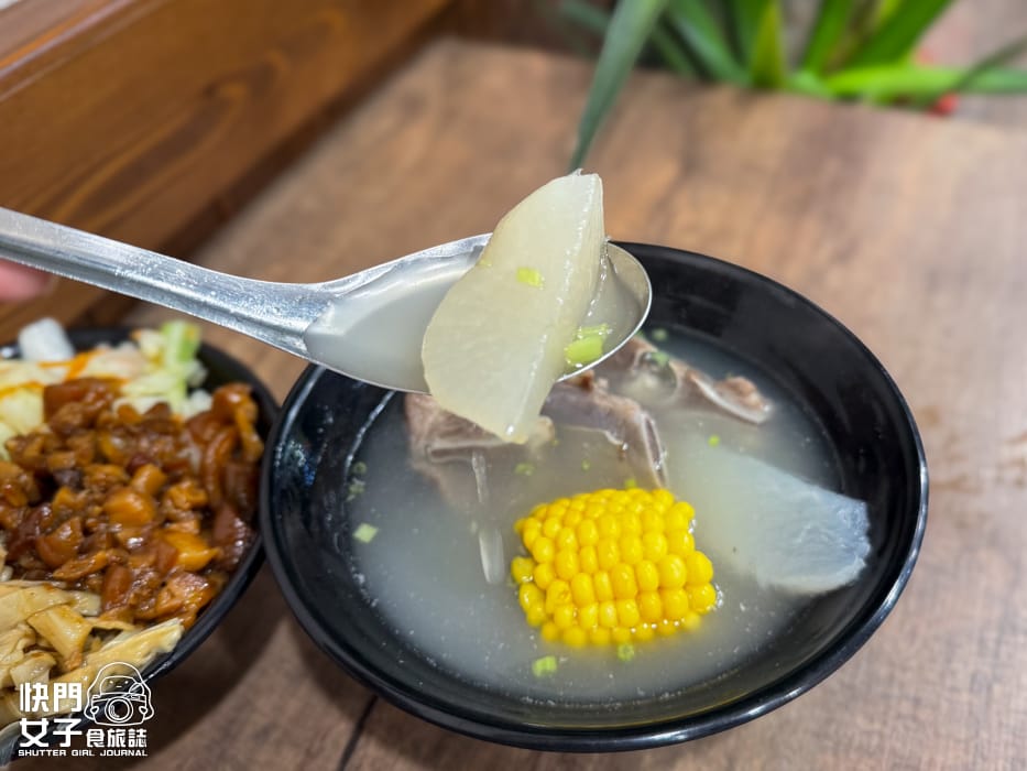 7三重台北橋美食康城傳統滷肉飯便當蘿蔔排骨湯.jpg
