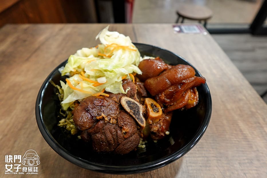 27三重宵夜美食康城傳統滷肉飯腿庫豬腳中段便當.jpg