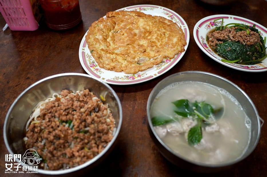 8南投埔里美食雨傘店阿川麵店豬腦煎蛋豬腦湯乾麵.jpg