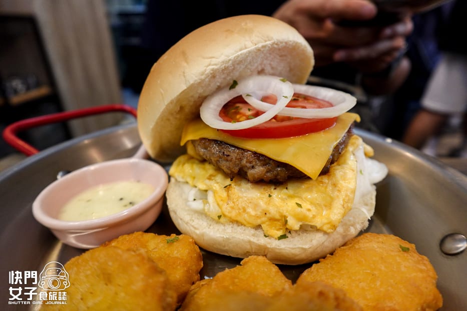 11三重早午餐食月午日經典起司牛肉堡嫩蛋小里肌吐司雞塊.jpg