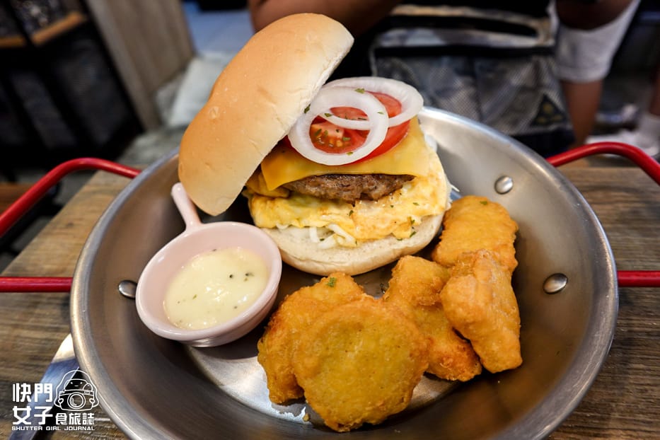 10三重早午餐食月午日經典起司牛肉堡嫩蛋小里肌吐司雞塊.jpg