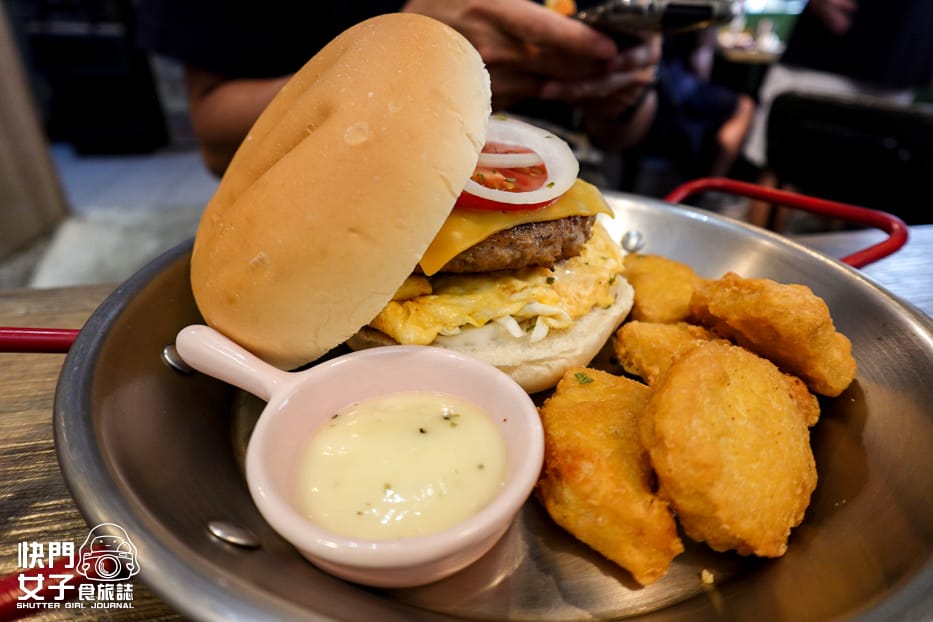 12三重早午餐食月午日經典起司牛肉堡嫩蛋小里肌吐司雞塊.jpg