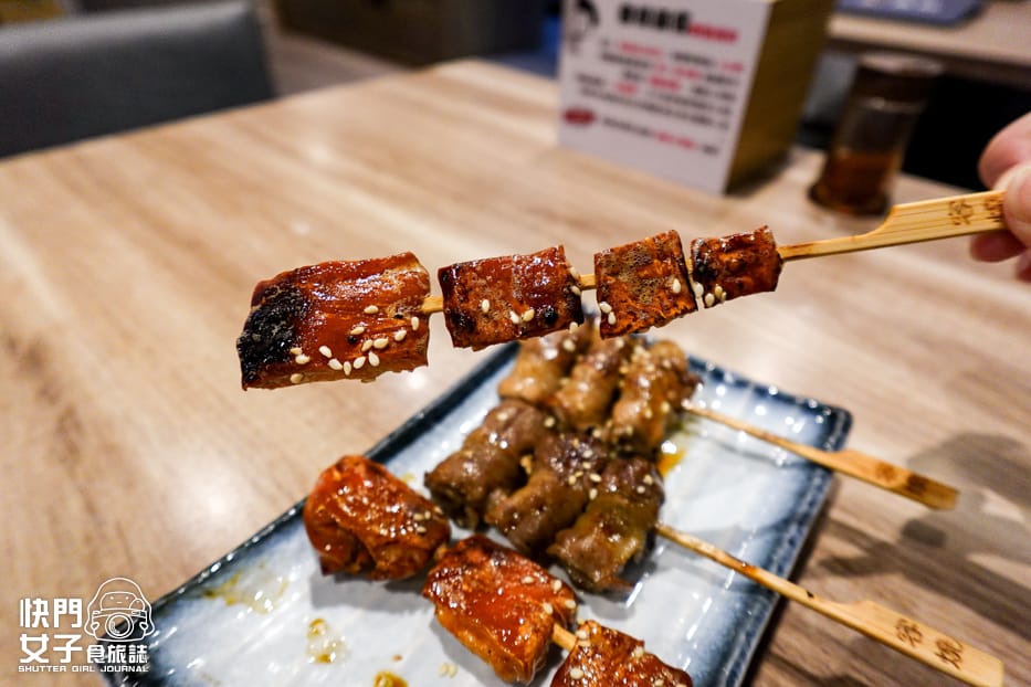 26三重美食容燒居酒屋培根麻吉串牛排牛肉剝皮辣椒醬烤肥腸.jpg