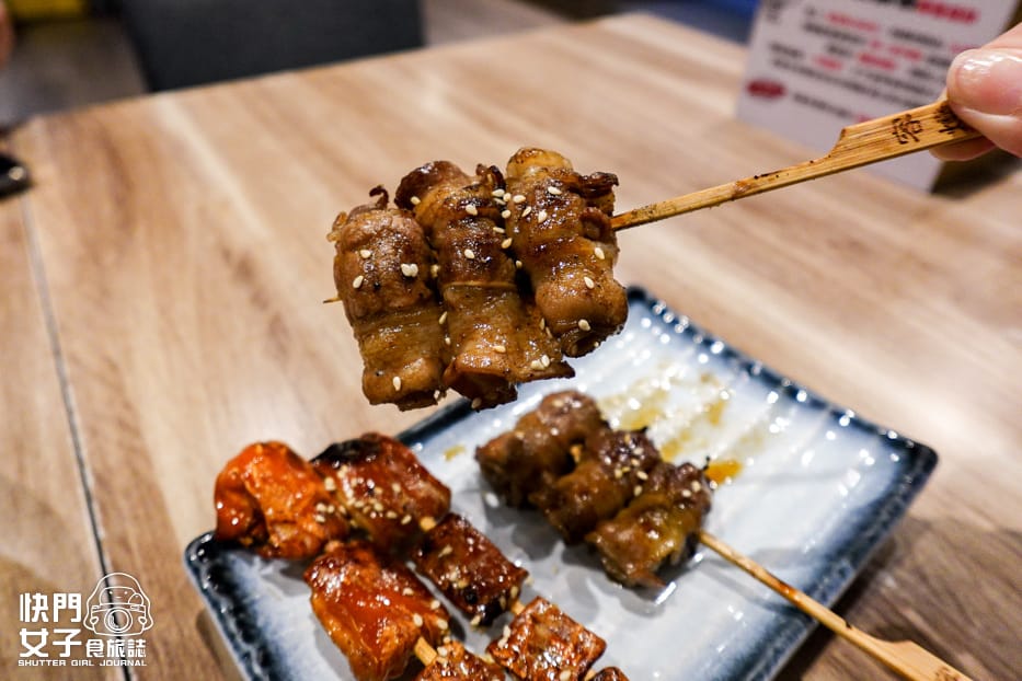 25三重美食容燒居酒屋培根麻吉串牛排牛肉剝皮辣椒醬烤肥腸.jpg