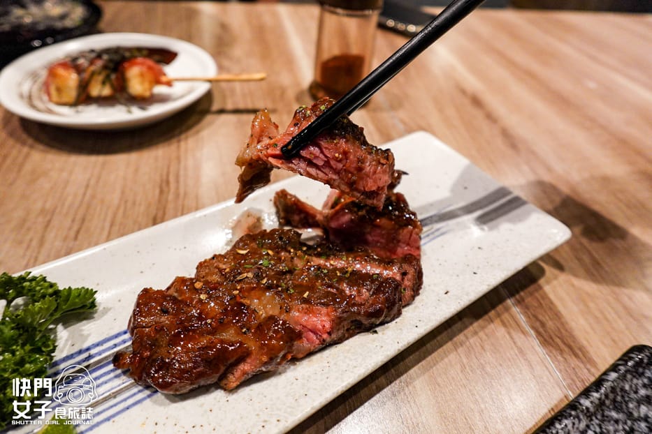 23三重美食容燒居酒屋培根麻吉串牛排牛肉剝皮辣椒醬烤肥腸.jpg