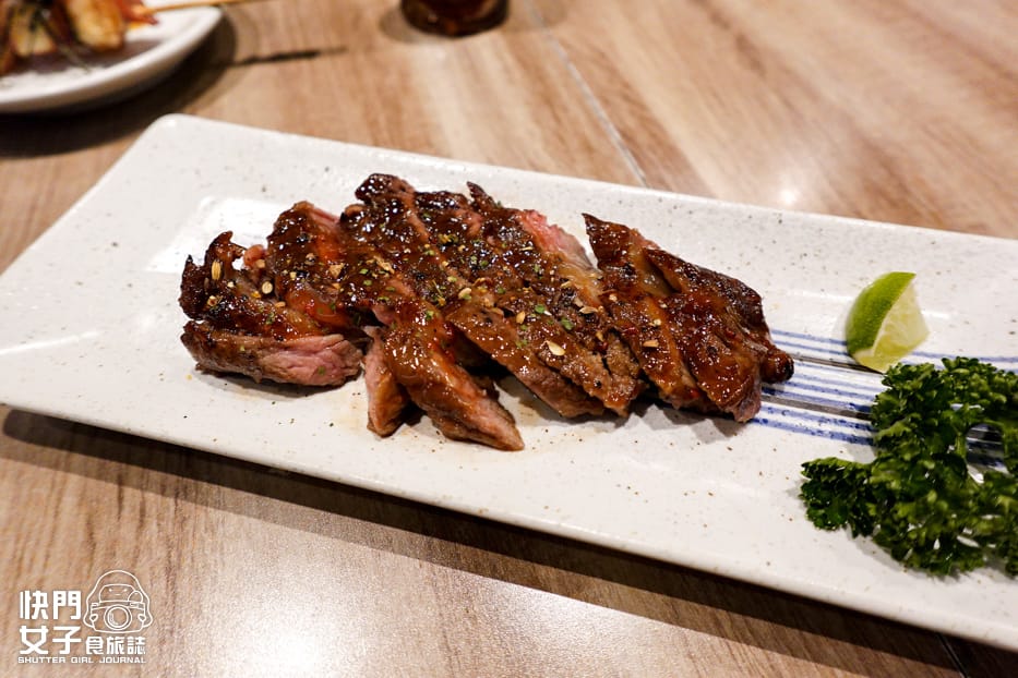 21三重美食容燒居酒屋培根麻吉串牛排牛肉剝皮辣椒醬烤肥腸.jpg