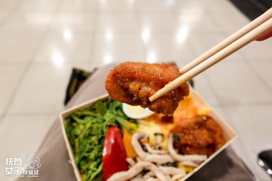 15高雄空廚高鐵便當台鐵便當開箱列車便當雞腿豬肉飯.jpg