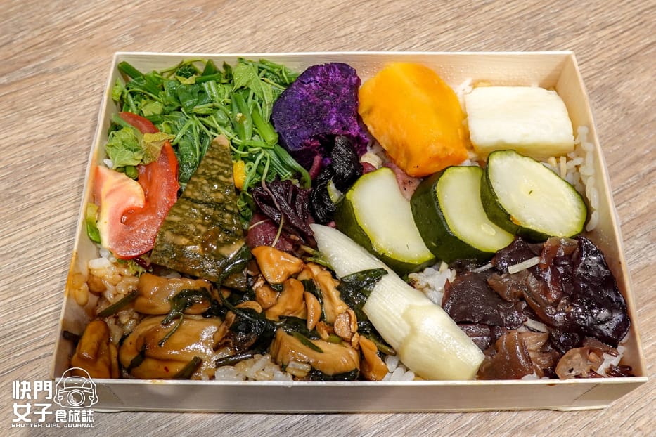 28-3高鐵便當開箱列車便當素食照燒蠔菇佐紫米飯野菜鮮蔬佐燕麥飯.jpg