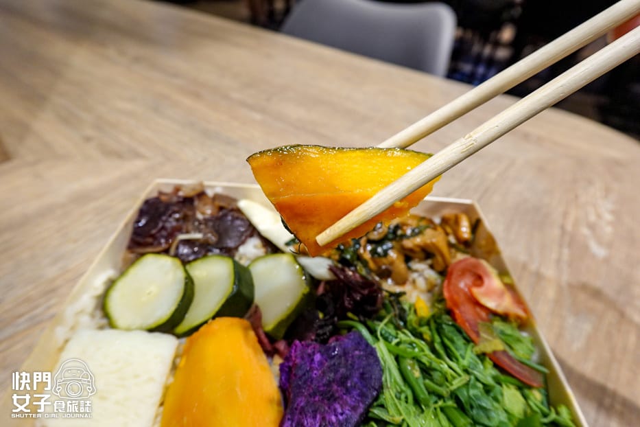 32高鐵便當開箱列車便當素食照燒蠔菇佐紫米飯野菜鮮蔬佐燕麥飯.jpg