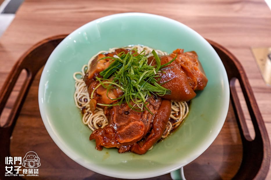 34台北中正美食忠青商行青嬌膠原麵館蹄花拌麵豬腳麵線.jpg
