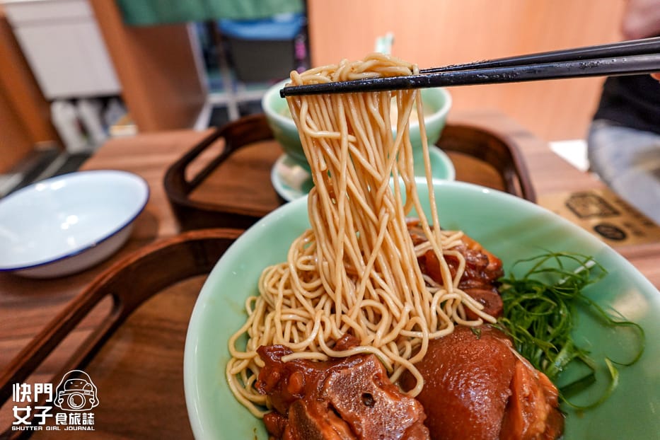 38台北中正美食忠青商行青嬌膠原麵館蹄花拌麵豬腳麵線.jpg