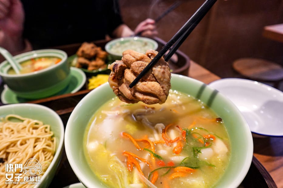 18台北中正美食忠青商行青嬌膠原麵館菇菇雞湯芋頭排骨酥.jpg