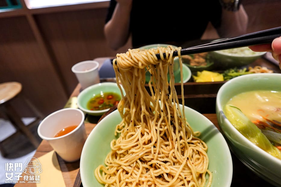 13青嬌膠原麵館黑蔥油拌麵排骨酥青菜香飯.jpg