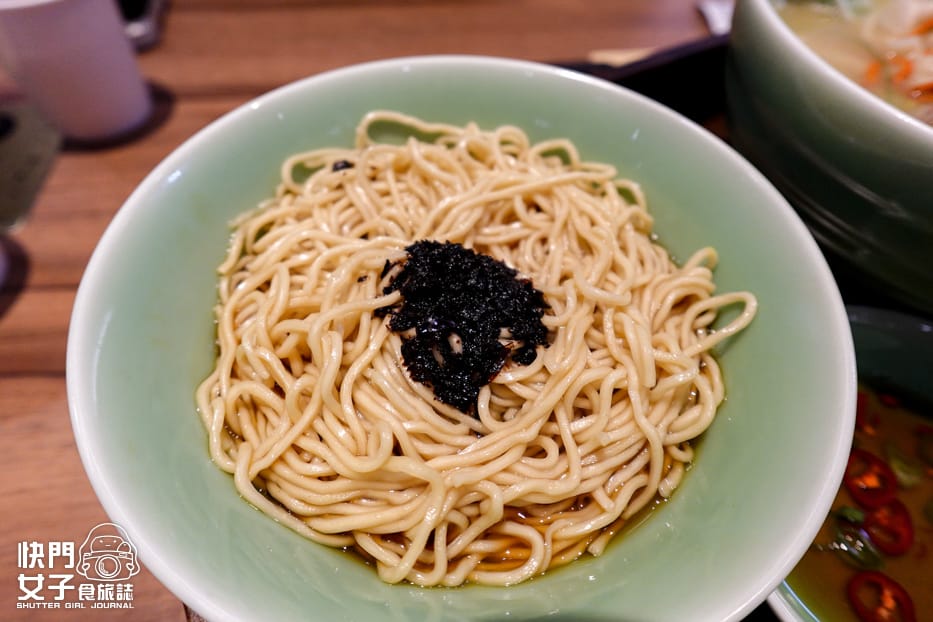 12青嬌膠原麵館黑蔥油拌麵排骨酥青菜香飯.jpg