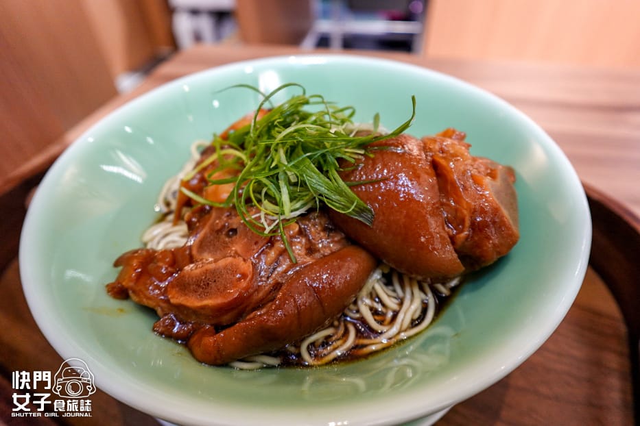 35台北中正美食忠青商行青嬌膠原麵館蹄花拌麵豬腳麵線.jpg