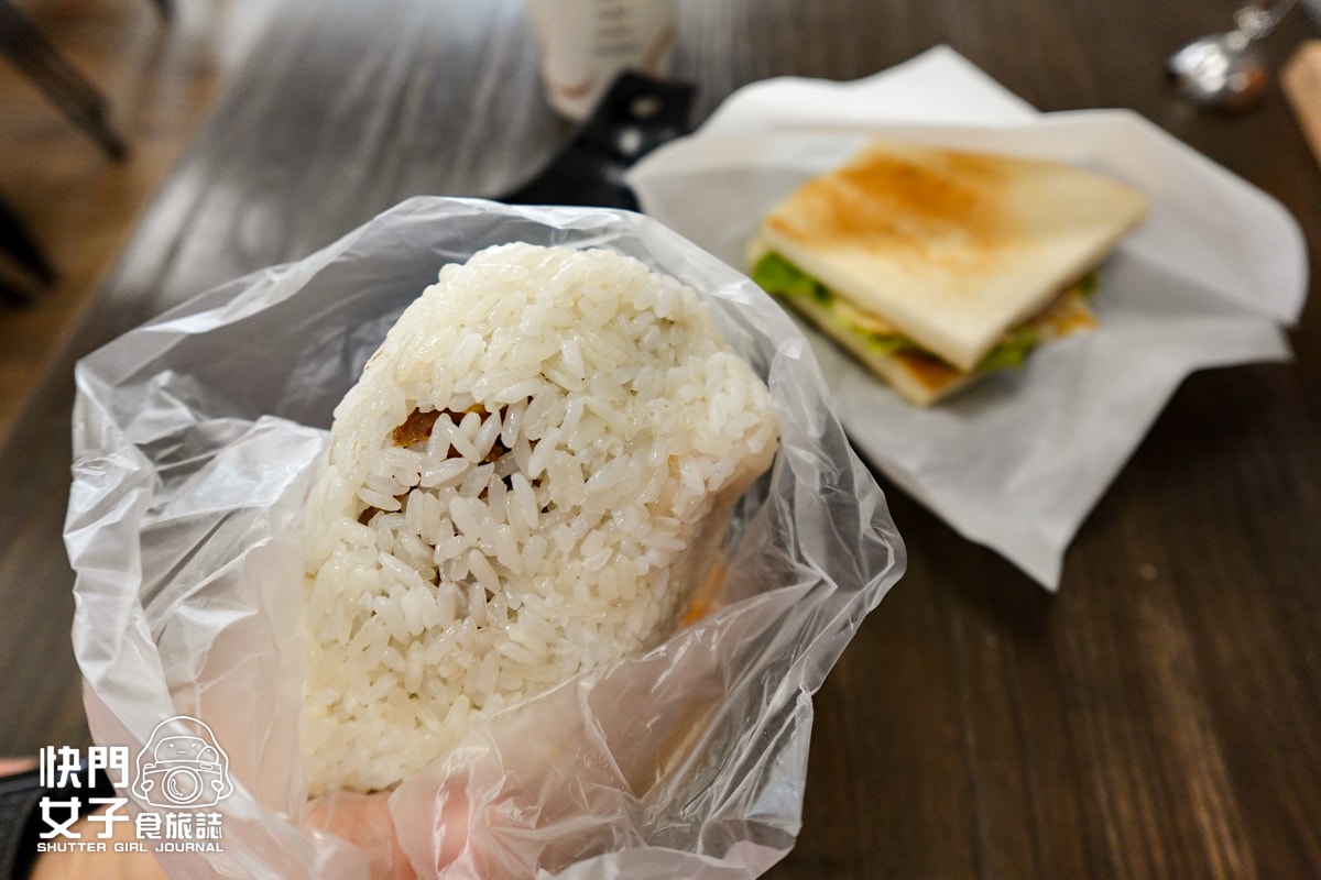 【高雄 三民區】五分鐘找餐 x 特別的皮蛋鹹蛋飯糰 x 肉蛋起司烤土司