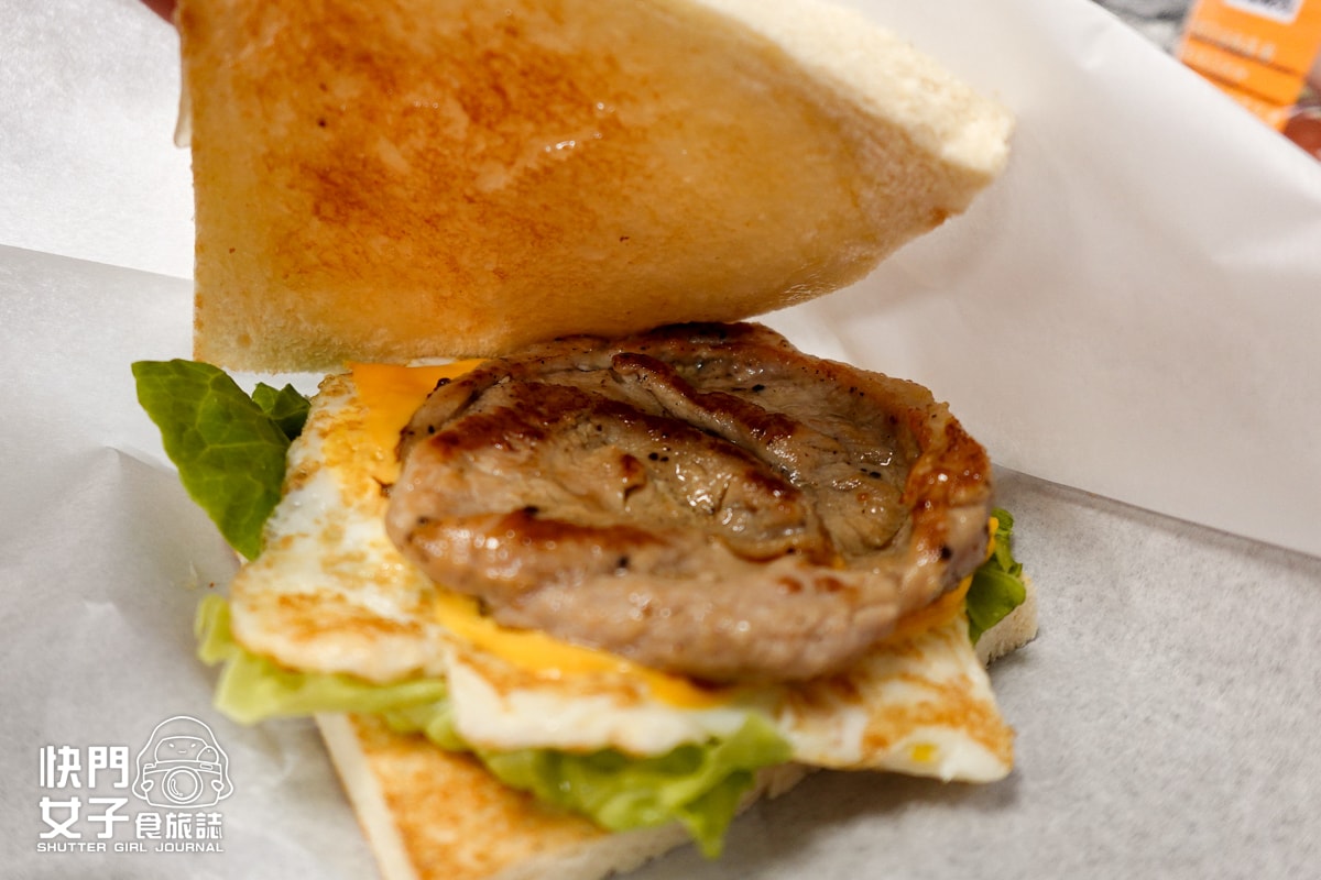 【高雄 三民區】五分鐘找餐 x 特別的皮蛋鹹蛋飯糰 x 肉蛋起司烤土司