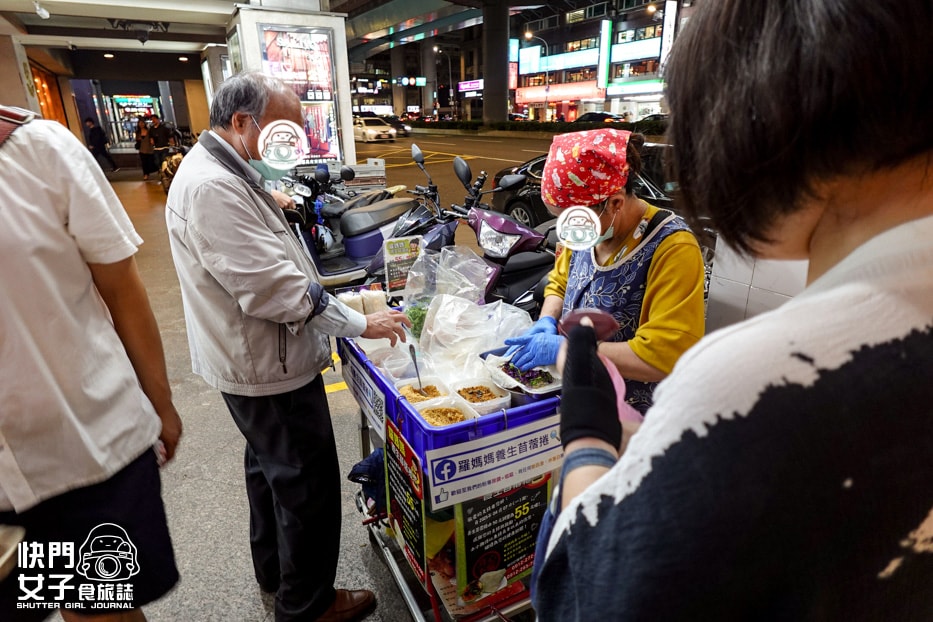 【台北 松山區】羅媽媽養生苜蓿捲 x 微風廣場前人氣清爽潤餅蔬菜捲餅