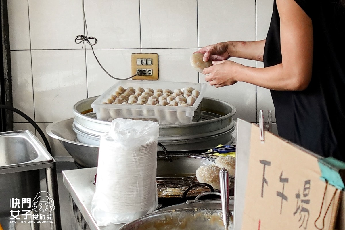 【台北 內湖區】湖光市場成功肉圓 x 知名人氣排隊肉圓 x 超大片筍絲