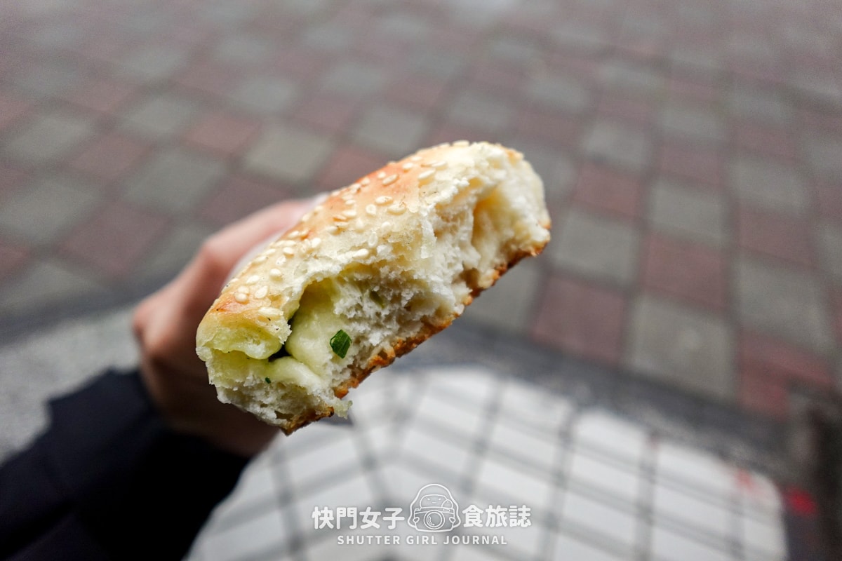【台北 中正區】江蘇老宜記燒餅舖 x 中正紀念堂排隊名店 x 蔥燒餅 x 招牌蟹殼黃小酥餅