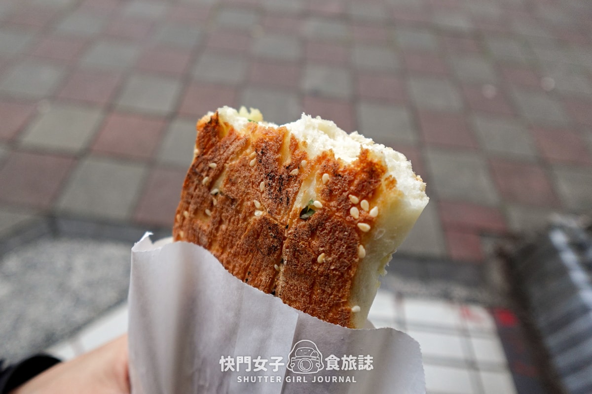 【台北 中正區】江蘇老宜記燒餅舖 x 中正紀念堂排隊名店 x 蔥燒餅 x 招牌蟹殼黃小酥餅
