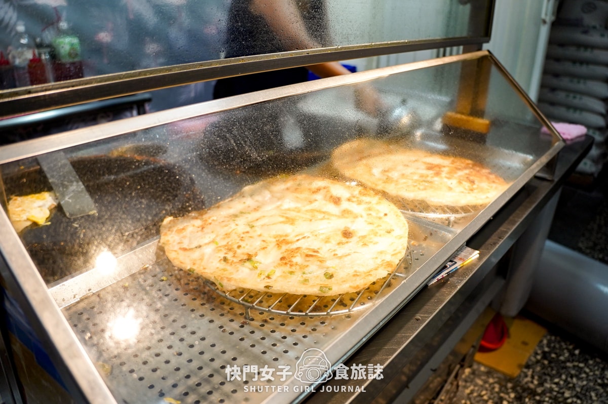 【新北 三重區】陳記蔥油餅 x 三重銅板價美食 x 排隊蔥油餅加蛋