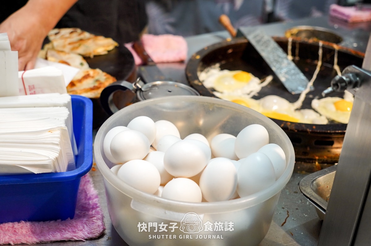 【新北 三重區】陳記蔥油餅 x 三重銅板價美食 x 排隊蔥油餅加蛋