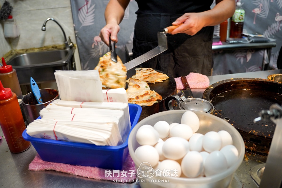 【新北 三重區】陳記蔥油餅 x 三重銅板價美食 x 排隊蔥油餅加蛋