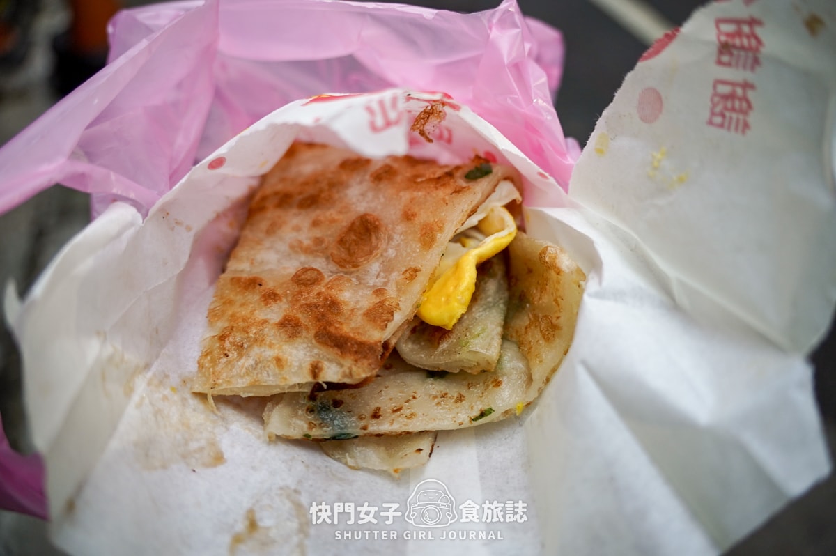 【新北 三重區】陳記蔥油餅 x 三重銅板價美食 x 排隊蔥油餅加蛋