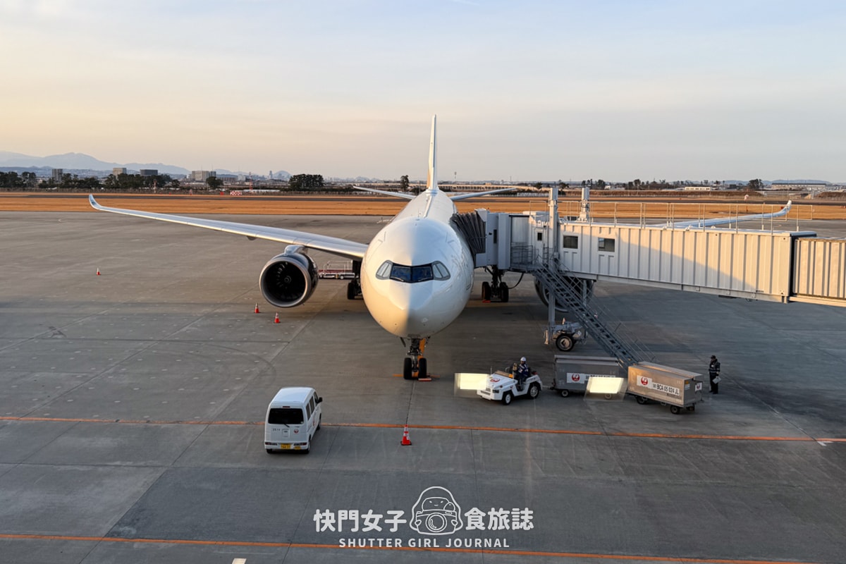 【星宇航空飛機餐開箱】日本飛台灣 x 豬肉義大利麵 x 麻油雞飯 x 機上特調酒