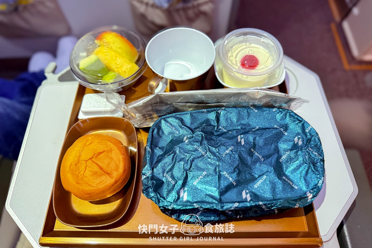 【星宇航空飛機餐開箱】日本飛台灣 x 豬肉義大利麵 x 麻油雞飯 x 機上特調酒